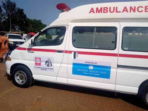 Česká nemocnice v Ugandě má novou sanitku