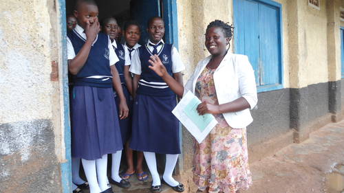 Osiřelá Josephine z Ugandy vystudovala díky Adopci na dálku. Pracuje jako učitelka a pomáhá ve studiu i svým sestrám