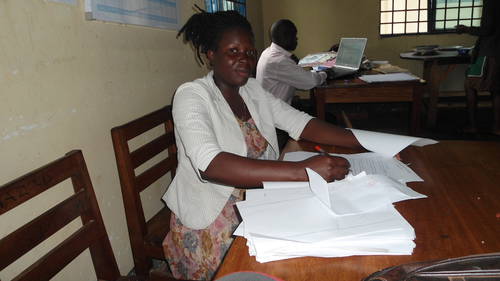 Osiřelá Josephine z Ugandy vystudovala díky Adopci na dálku. Pracuje jako učitelka a pomáhá ve studiu i svým sestrám
