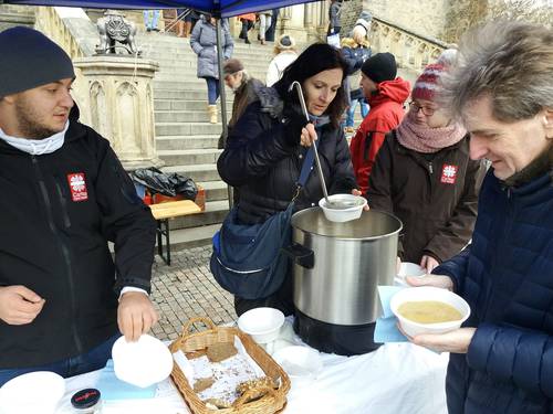 Charita rozlévala v centru Prahy štědrovečerní polévku pro potřebné
