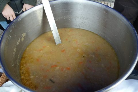 Charita rozlévala v centru Prahy štědrovečerní polévku pro potřebné