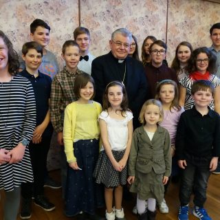 Kardinál Duka poobědval s tříkrálovými koledníky